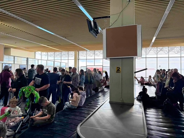 Καλαμάτα: Μεγάλη ταλαιπωρία για επιβάτες πτήσεων από Ηνωμένο Βασίλειο – «Μπλόκο» στους ελέγχους του αεροδρομίου