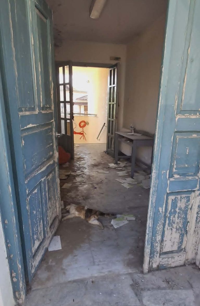 Εικόνα εγκατάλειψης στο παλιό δημοτικό σχολείο Άλλης Μεριάς – «Κραυγή αγωνίας» κατοίκων για την αξιοποίηση του χώρου