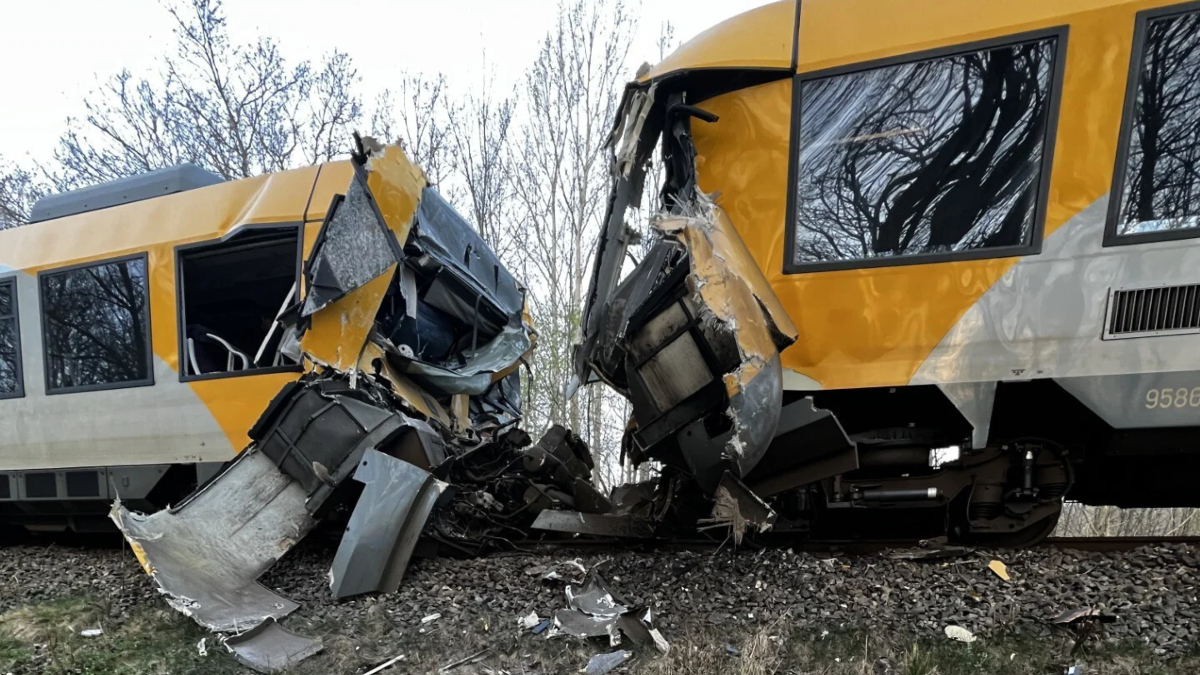 Μετωπική σύγκρουση δύο τρένων στη Δανία – 17 τραυματίες, τέσσερις σε κρίσιμη κατάσταση