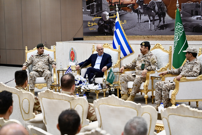 Στη Σαουδική Αραβία ο Ν. Δένδιας – Επίσκεψη στην ελληνική δύναμη που σταθμεύει εκεί και συνάντηση με τον Υπουργό Άμυνας της χώρας