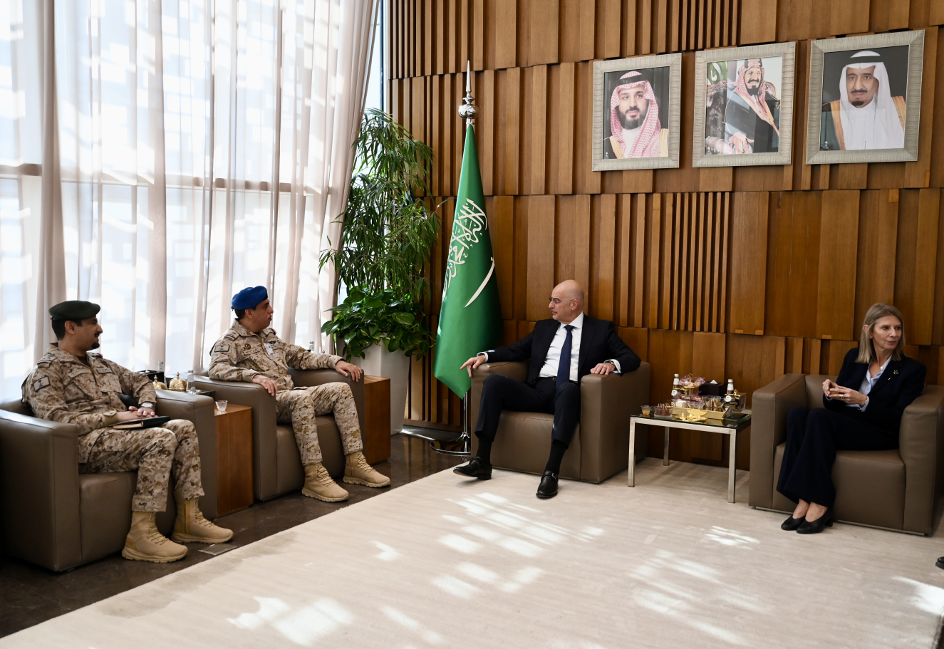 Στη Σαουδική Αραβία ο Ν. Δένδιας – Επίσκεψη στην ελληνική δύναμη που σταθμεύει εκεί και συνάντηση με τον Υπουργό Άμυνας της χώρας