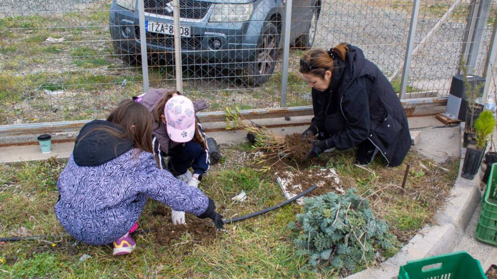 Περιβαλλοντικά μηνύματα από τη Σαμοθράκη: 100 δέντρα φύτευσαν κάτοικοι σε χώρο μονάδας επεξαργασίας λυμάτων