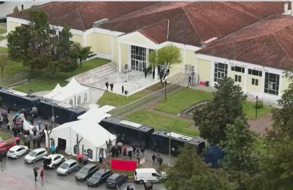 Δίκη για τα Τέμπη: Με εντάσεις η πρώτη μέρα – Υπό εξέταση το αίτημα Κωνσταντοπούλου για βιντεοσκόπηση, δεκτή η μαγνητοφώνηση