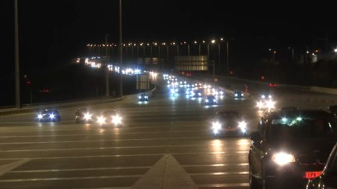 Στο δρόμο της επιστροφής: Κυκλοφοριακό «έμφραγμα» στην Κακιά Σκάλα, αυξημένη κίνηση σε εθνικές οδούς, λιμάνια και διόδια – Δείτε live πού υπάρχουν προβλήματα