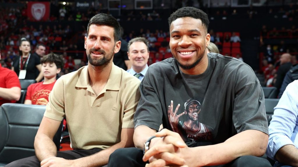 Ο Νόβακ Τζόκοβιτς μαζί με τον Γιάννη Αντετοκούνμπο στο ΣΕΦ για τον αγώνα Ολυμπιακός-Μονακό