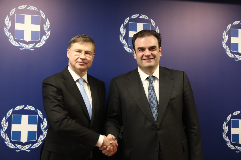 Πιερρακάκης μετά τη συνάντηση με Ντομπρόβσκις: Ενισχύσαμε τους πολίτες με 800 εκατ. ευρώ μέσα στην κρίση, η ελληνική οικονομία είναι πια ανθεκτική