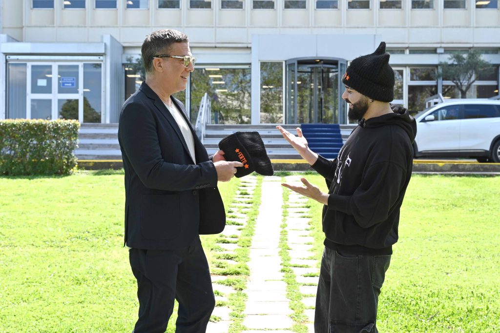 Eurovision 2026: Ο Akylas συνάντησε τον Ζέλικο Γιοκσίμοβιτς στο Ραδιομέγαρο της ΕΡΤ