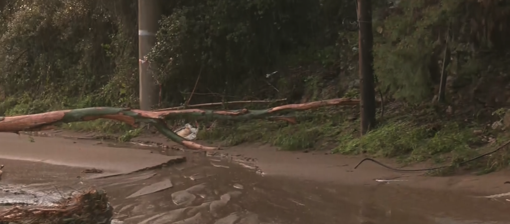 Πικέρμι: Προβλήματα, κλειστοί δρόμοι και υπερχείλιση του ρέματος Βάρδα από την κακοκαιρία «Erminio»