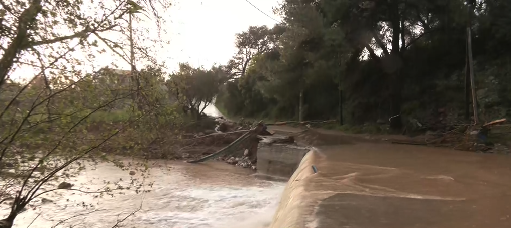 Πικέρμι: Προβλήματα, κλειστοί δρόμοι και υπερχείλιση του ρέματος Βάρδα από την κακοκαιρία «Erminio»