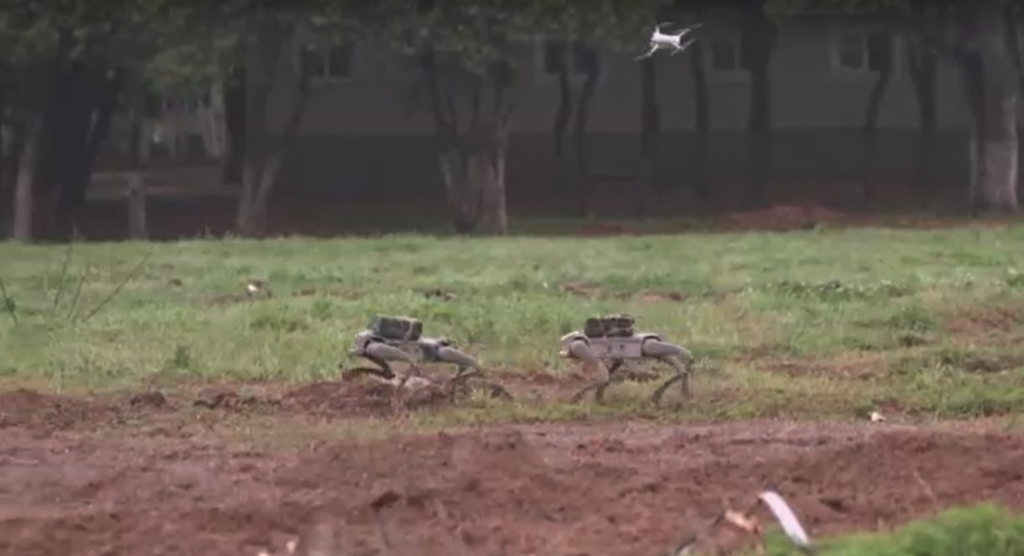 Ο στρατός της Κίνας εκπαιδεύεται με ρομποτικά σκυλιά και drone επίθεσης