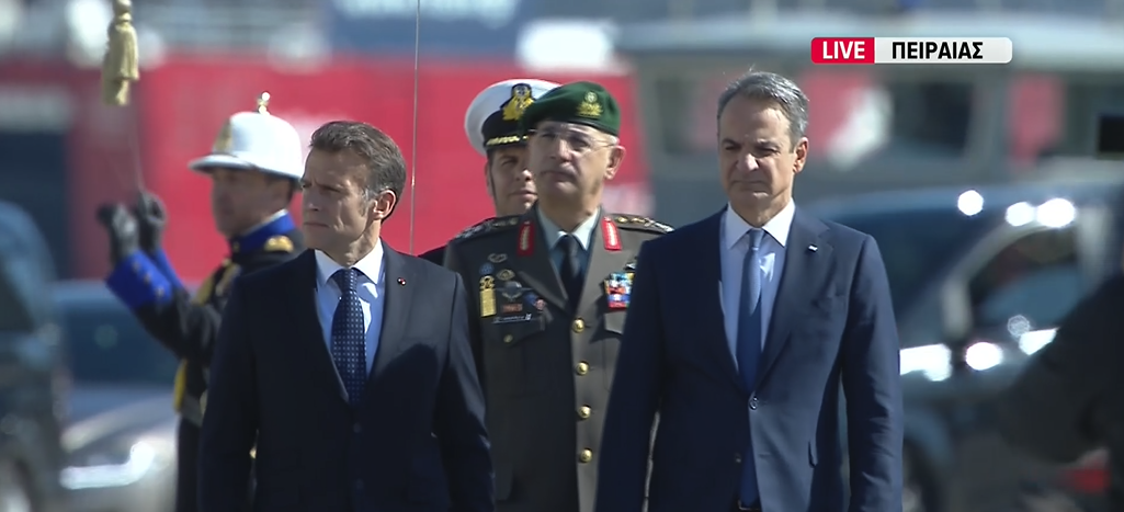 «Αμυντική γέφυρα» Ελλάδας και Γαλλίας στον «Κίμωνα» – Η κοινή επίσκεψη Μητσοτάκη – Μακρόν στη φρεγάτα live