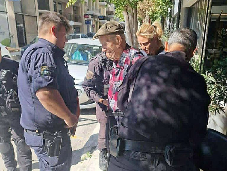 Ένοπλη επίθεση 89χρονου σε ΕΦΚΑ και Πρωτοδικείο: Η καλοσχεδιασμένη διαφυγή και η σύλληψη μετά από 6 ώρες – Άφησε βαλίτσα με 3.000 ευρώ σε ταξί