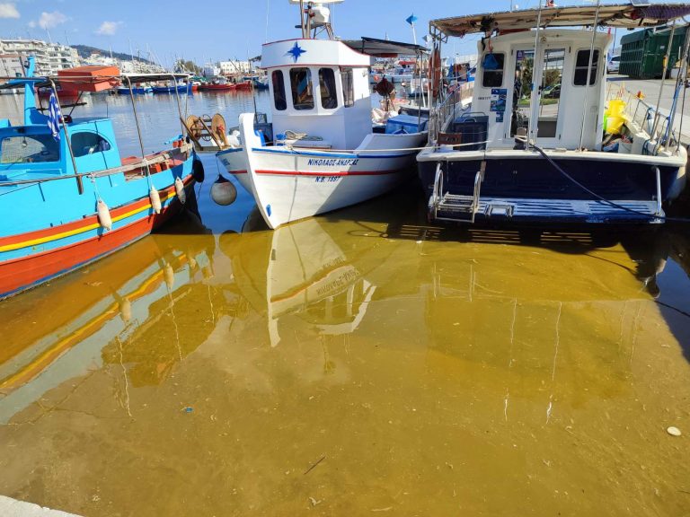 Ζητούν απαντήσεις για τη ρύπανση στο λιμάνι του Βόλου – Δειγματοληψίες έγιναν από ΟΛΒ και ΔΕΥΑΜΒ