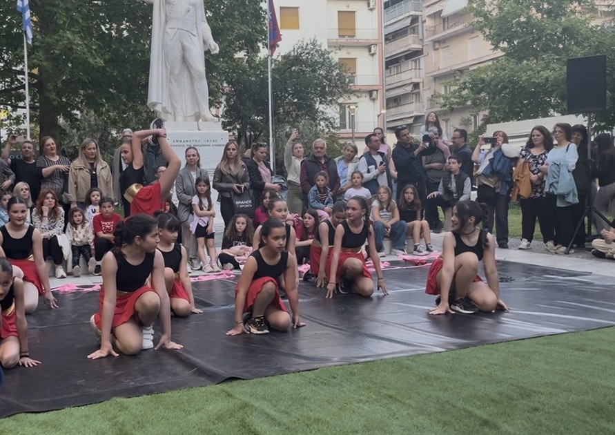 Σέρρες: Το κέντρο της πόλης μια υπαίθρια σκηνή χορού στην εκδήλωση «Βήματα στον Χρόνο»