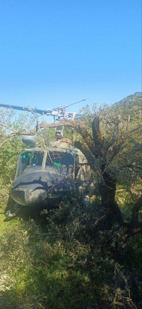 Ηράκλειο: Chinook ανέσυρε το Agusta Bell από το ελαιώνα – Είχε κάνει αναγκαστική προσγείωση λόγω βλάβης