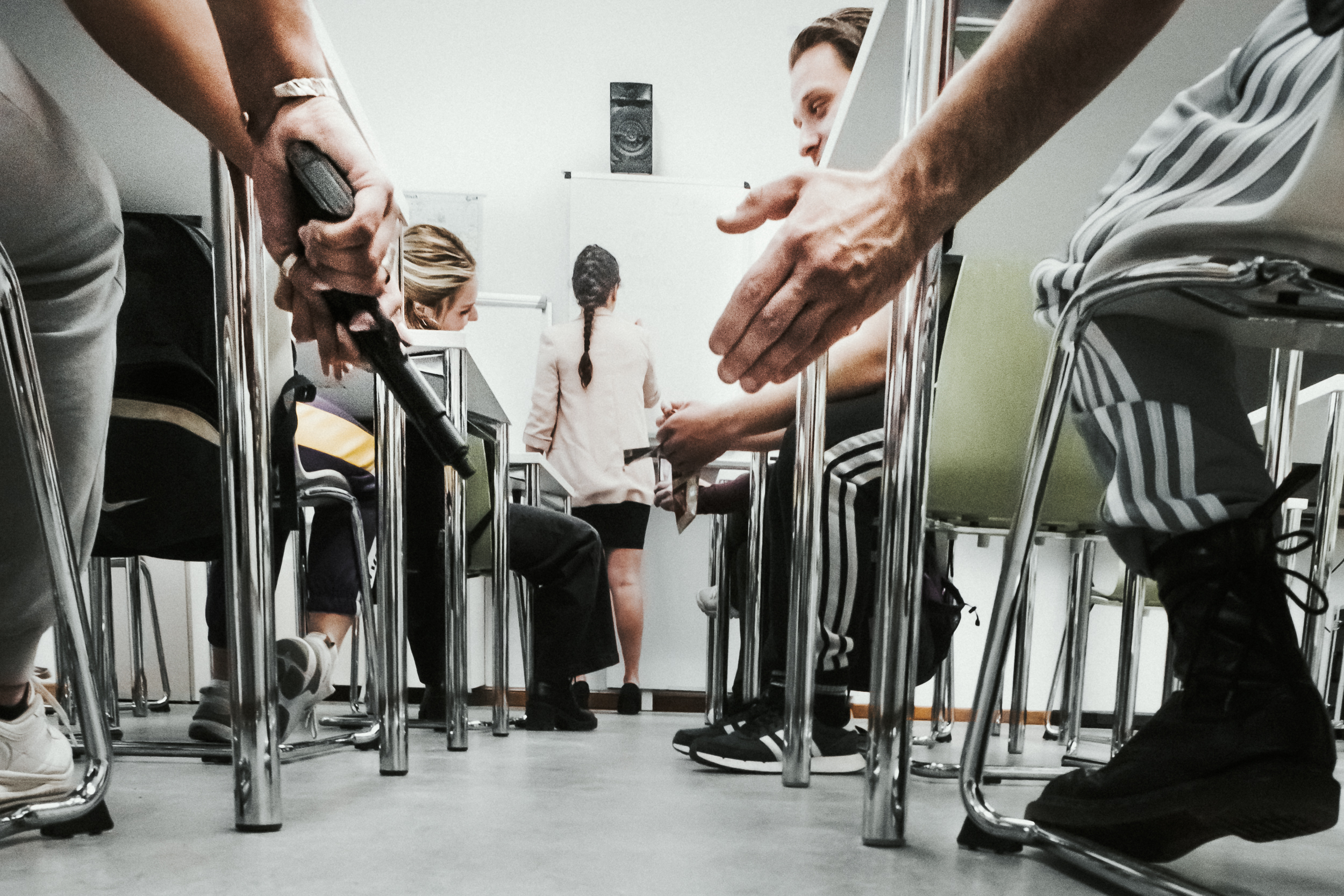 Θεσσαλονίκη: Όταν η σχολική τάξη γίνεται πεδίο μάχης – Το «Άγριο Αίμα» φέρνει στη σκηνή τα πιο άβολα ερωτήματα της εποχής