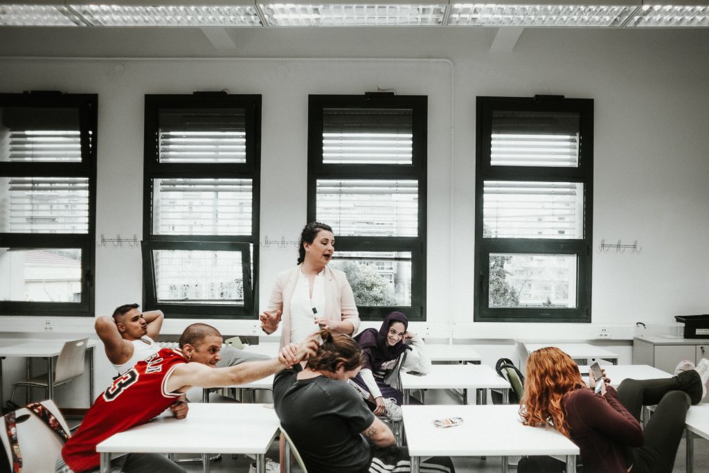 Θεσσαλονίκη: Όταν η σχολική τάξη γίνεται πεδίο μάχης – Το «Άγριο Αίμα» φέρνει στη σκηνή τα πιο άβολα ερωτήματα της εποχής