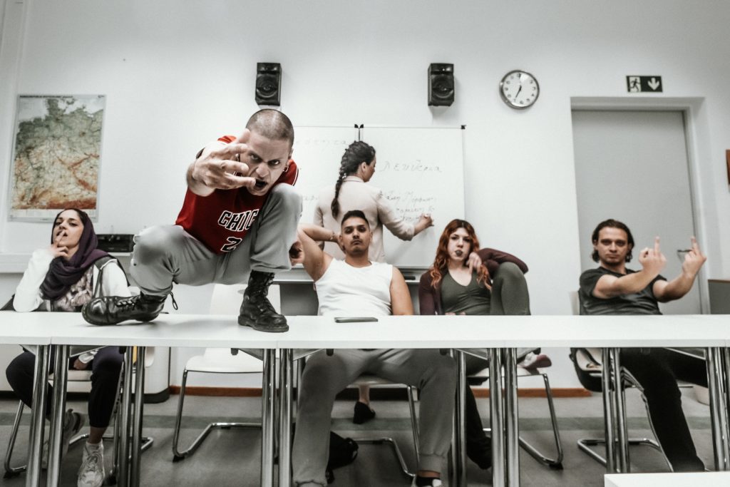 Θεσσαλονίκη: Όταν η σχολική τάξη γίνεται πεδίο μάχης – Το «Άγριο Αίμα» φέρνει στη σκηνή τα πιο άβολα ερωτήματα της εποχής