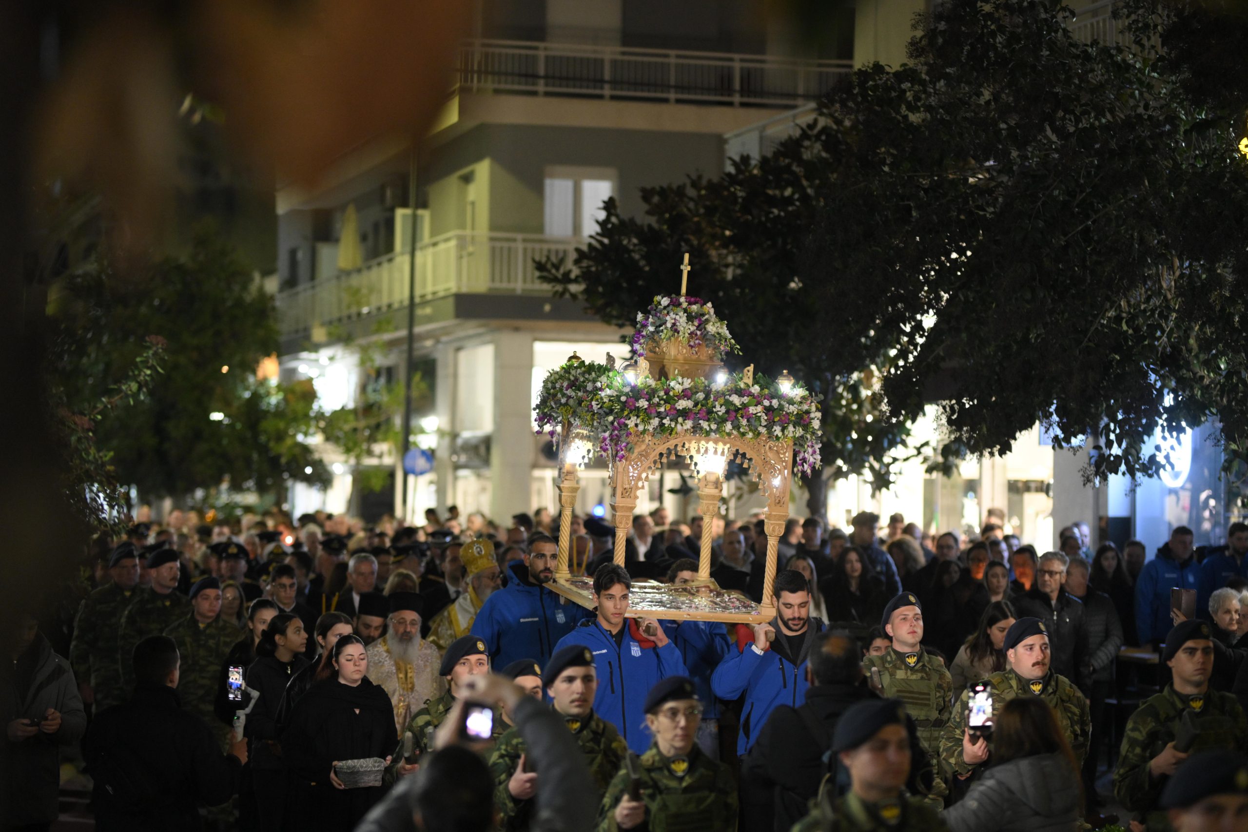 Αλεξανδρούπολη: Με κατάνυξη η συνάντηση Επιταφίων στο κέντρο της πόλη – Η Εθνική Πόλο σήκωσε τον Επιτάφιο του Ι.Ν. Αγίου Νικολάου