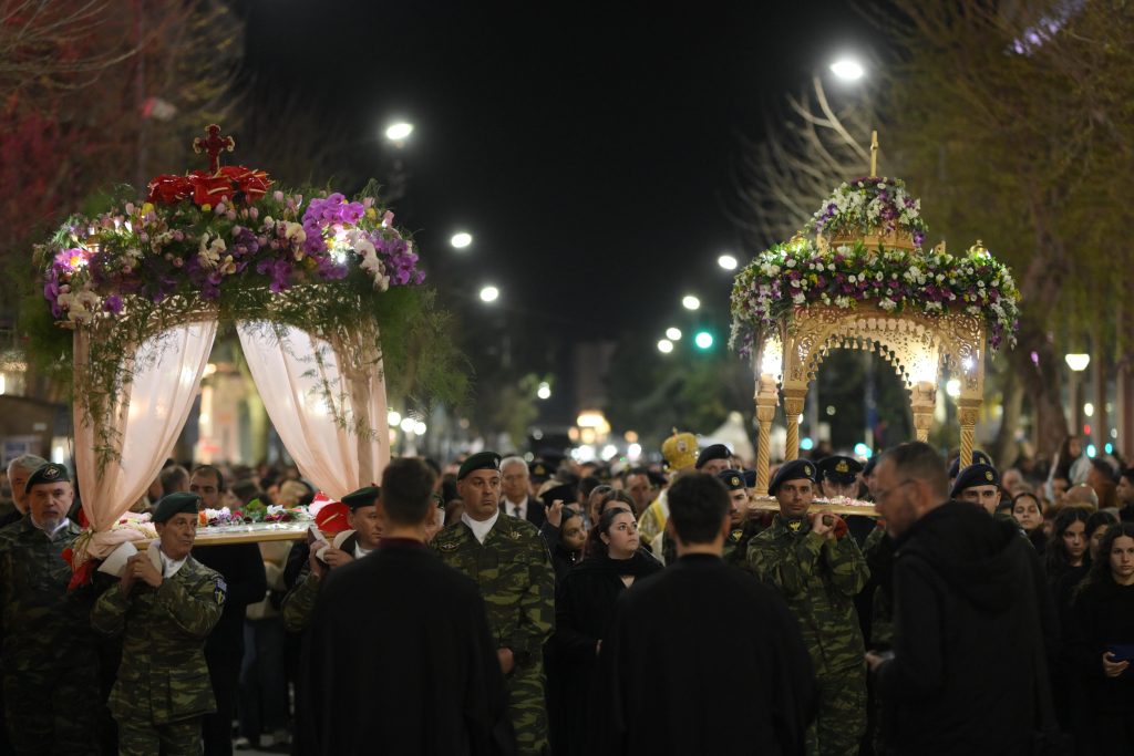 Αλεξανδρούπολη: Με κατάνυξη η συνάντηση Επιταφίων στο κέντρο της πόλη – Η Εθνική Πόλο σήκωσε τον Επιτάφιο του Ι.Ν. Αγίου Νικολάου