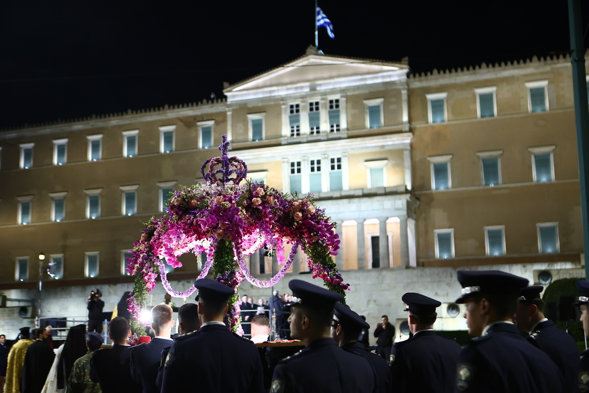 Σε κλίμα κατάνυξης η Ακολουθία και η Περιφορά του Επιταφίου σε όλη τη χώρα