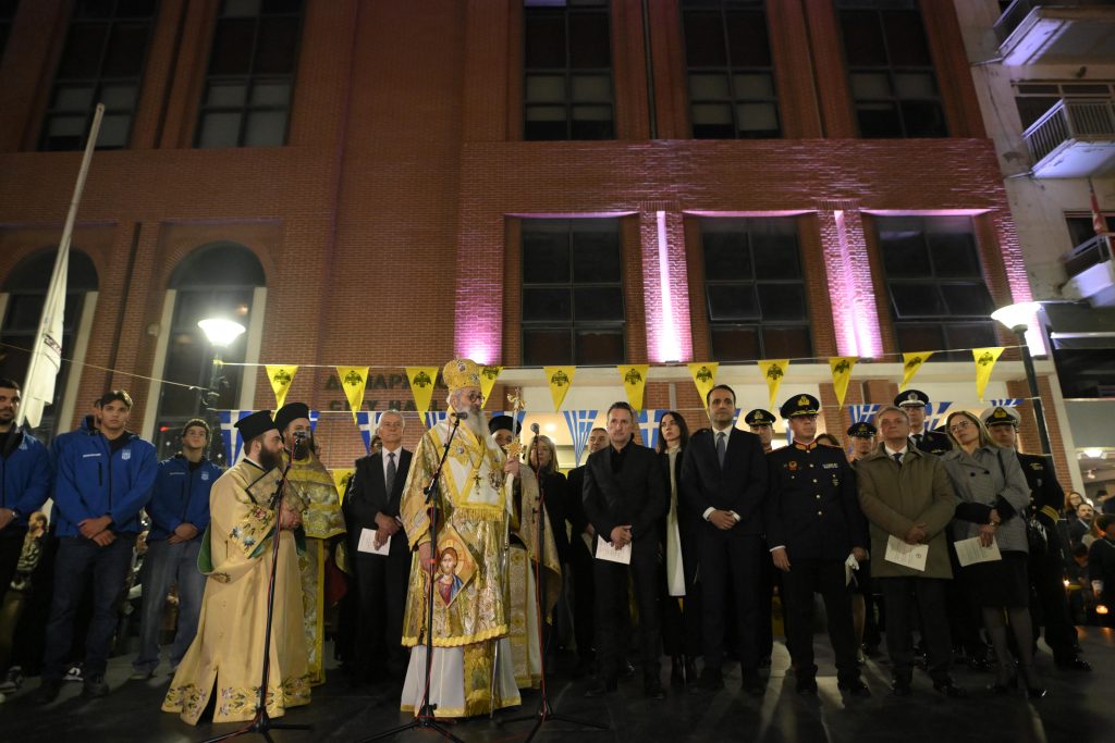 Αλεξανδρούπολη: Με κατάνυξη η συνάντηση Επιταφίων στο κέντρο της πόλη – Η Εθνική Πόλο σήκωσε τον Επιτάφιο του Ι.Ν. Αγίου Νικολάου