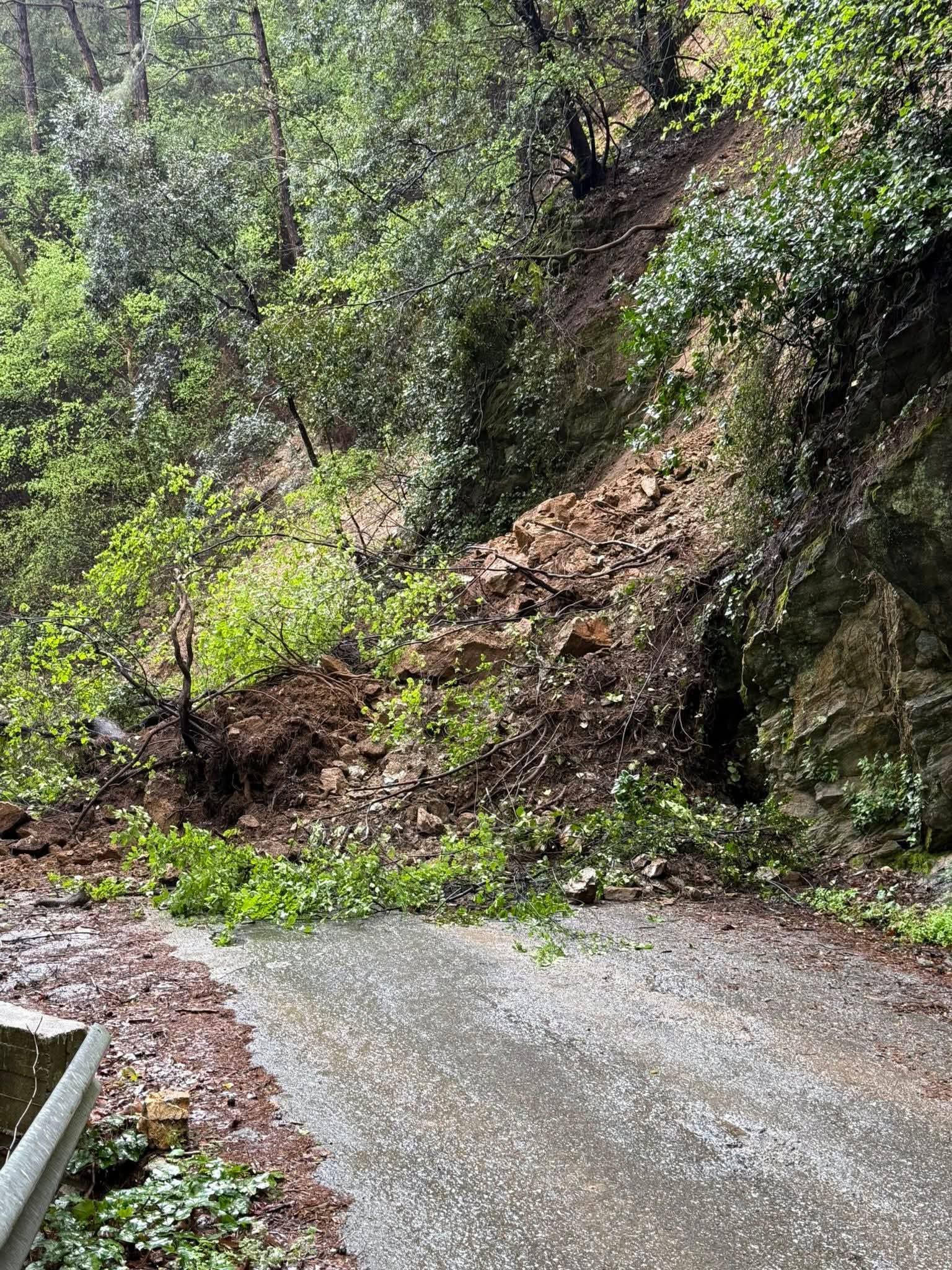 Κατολίσθηση διακόπτει την κυκλοφορία πριν τους Μανωλάτες στη Σάμο
