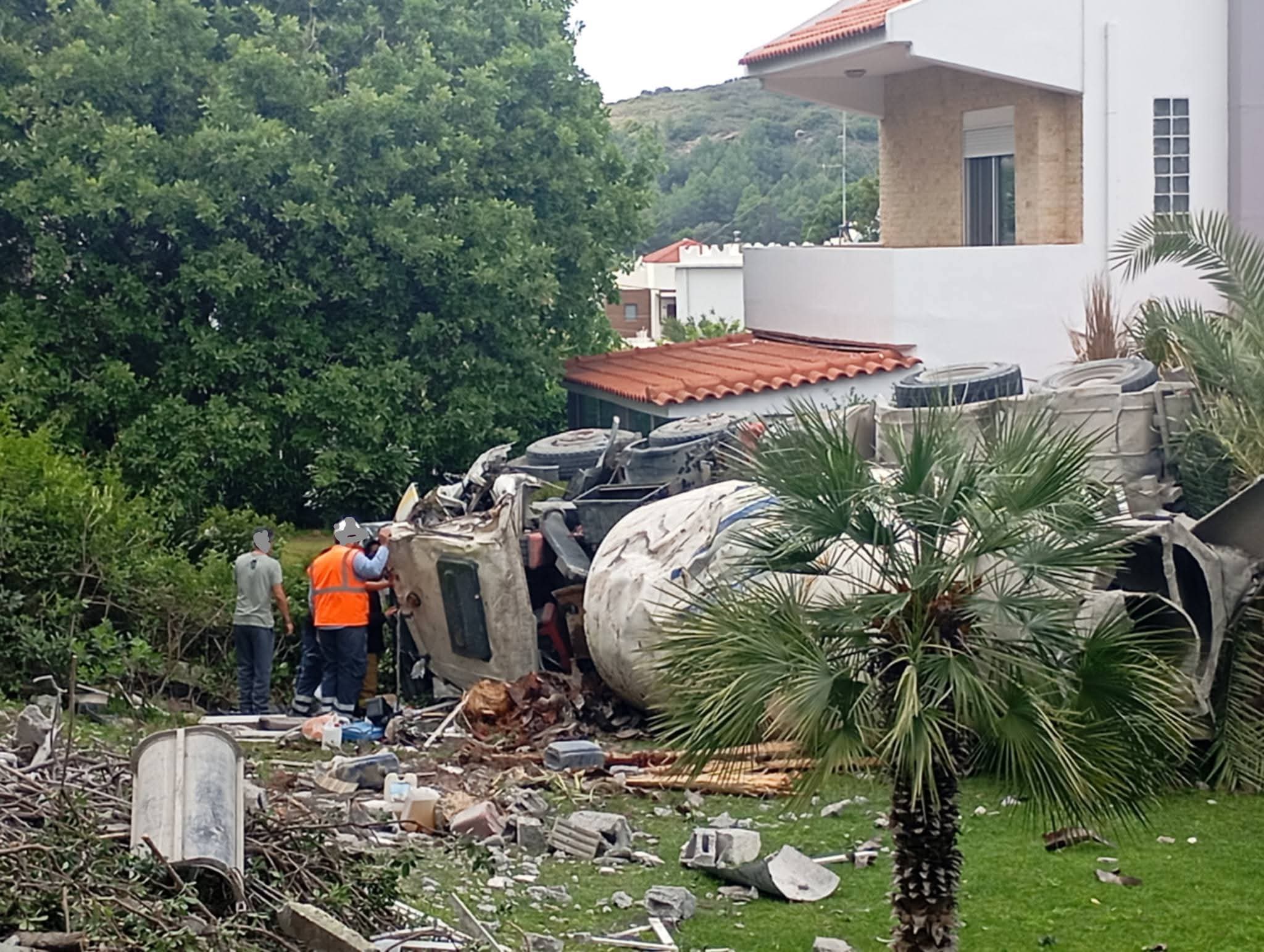 Ρόδος: Ανατροπή μπετονιέρας στην περιοχή Τρεις- Απεγκλωβίστηκε ο οδηγός