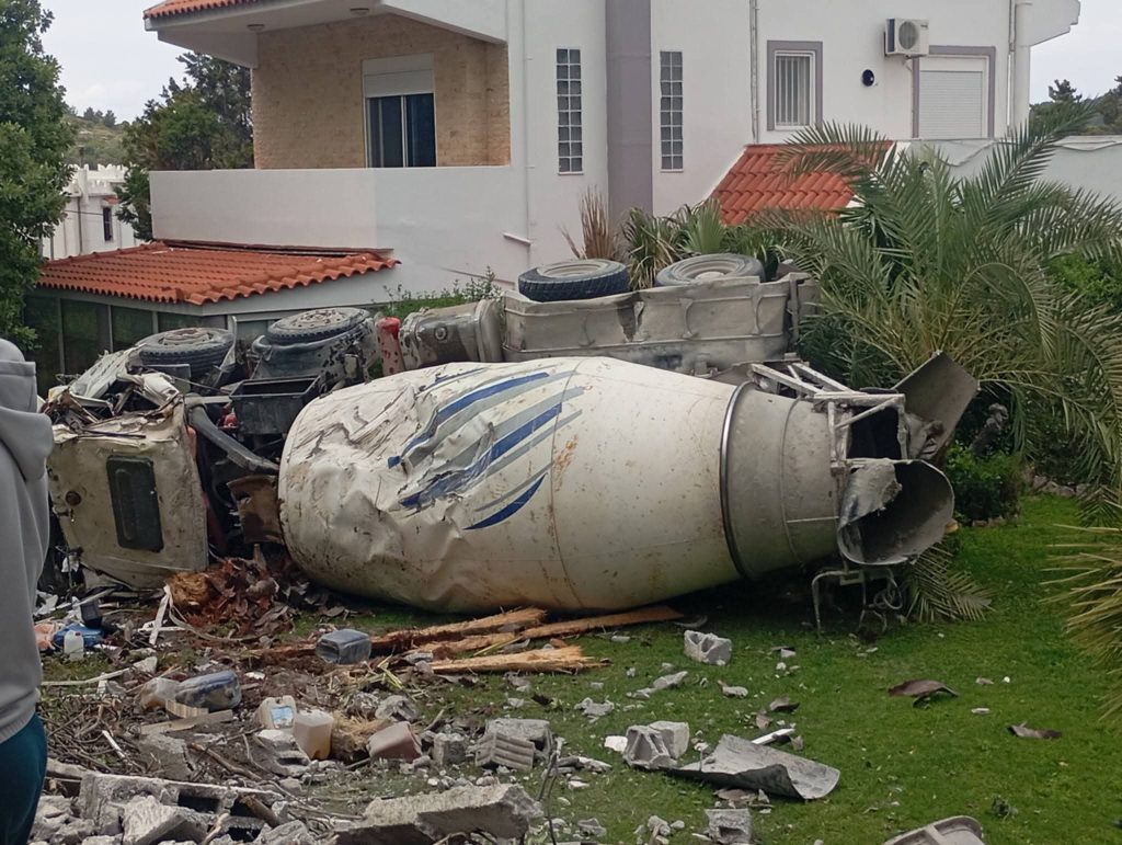 Ρόδος: Ανατροπή μπετονιέρας στην περιοχή Τρεις- Απεγκλωβίστηκε ο οδηγός