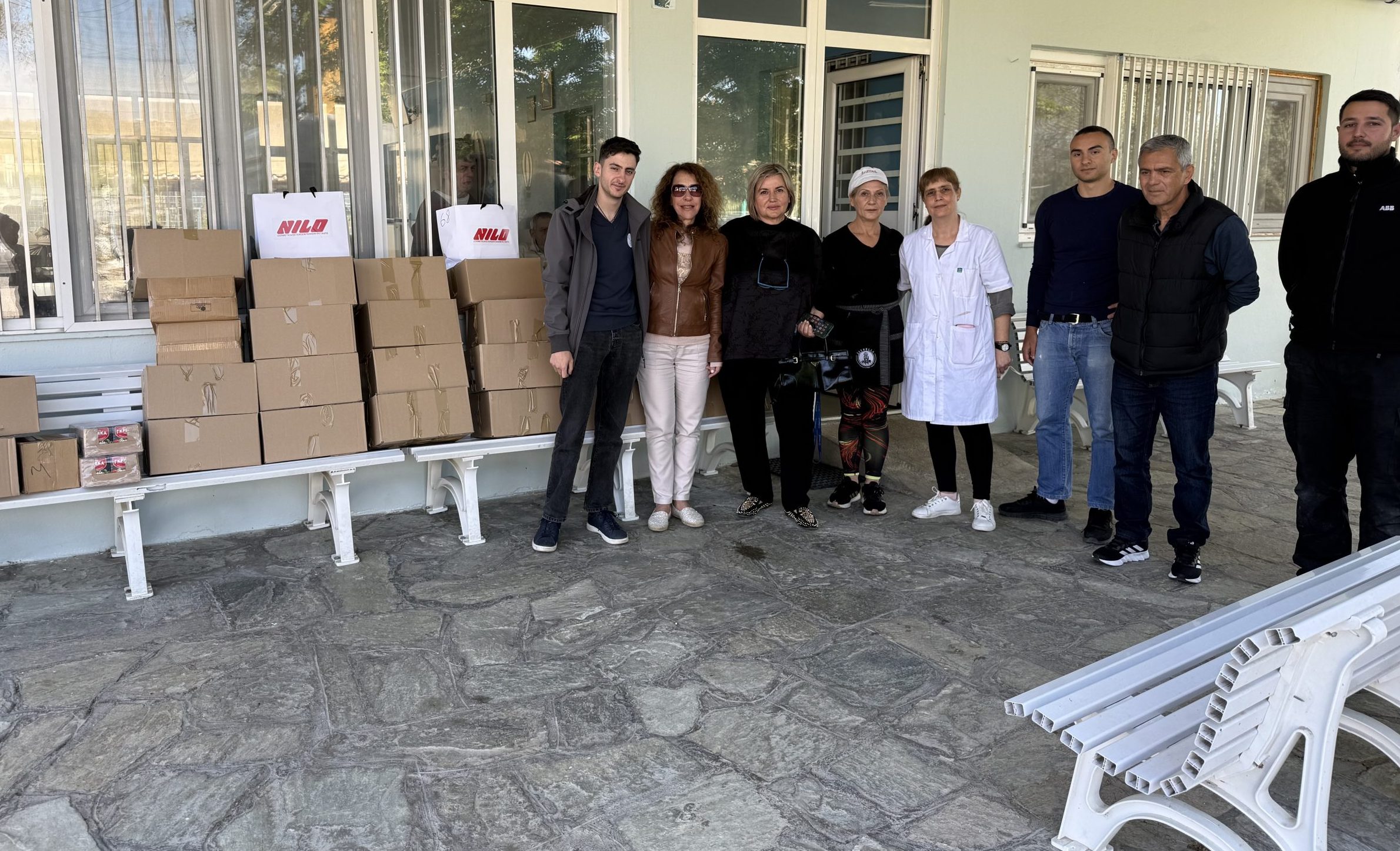 ΕΚΠΟΛ και Παλαίμαχοι του Ολυμπιακού Βόλου παρέδωσαν τρόφιμα σε κοινωνικά ιδρύματα