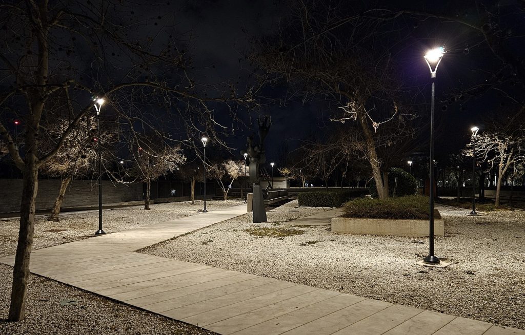 Θεσσαλονίκη: Τοποθετήθηκαν 10 νέοι ιστοί φωτισμού στον Κήπο των Γλυπτών και αντικαταστάθηκαν φωτιστικά στον Κήπο της Μεσογείου