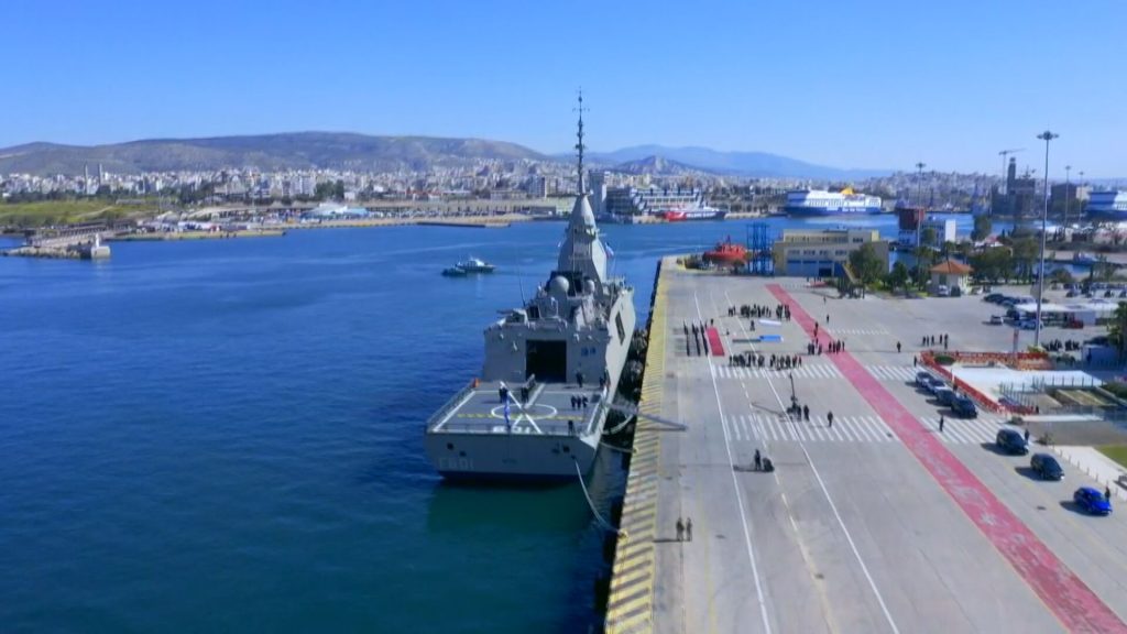 «Γέφυρα» Ελλάδας και Γαλλίας στον «Κίμωνα» – Η κοινή επίσκεψη Μητσοτάκη – Μακρόν στη φρεγάτα live