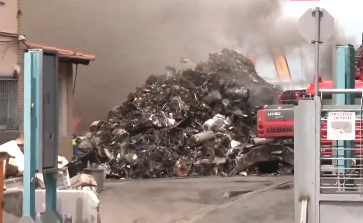 Θεσσαλονίκη: Υπό έλεγχο η φωτιά σε εταιρεία ανακύκλωσης στο Ωραιόκαστρο – Συνεχίζεται η επιχείρηση κατάσβεσης