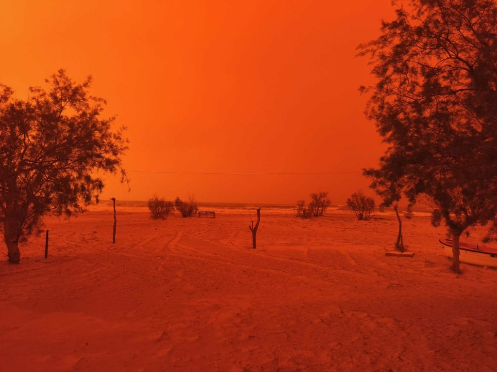 Σεληνιακές εικόνες στη Γαύδο: Κοκκίνησε ο ουρανός