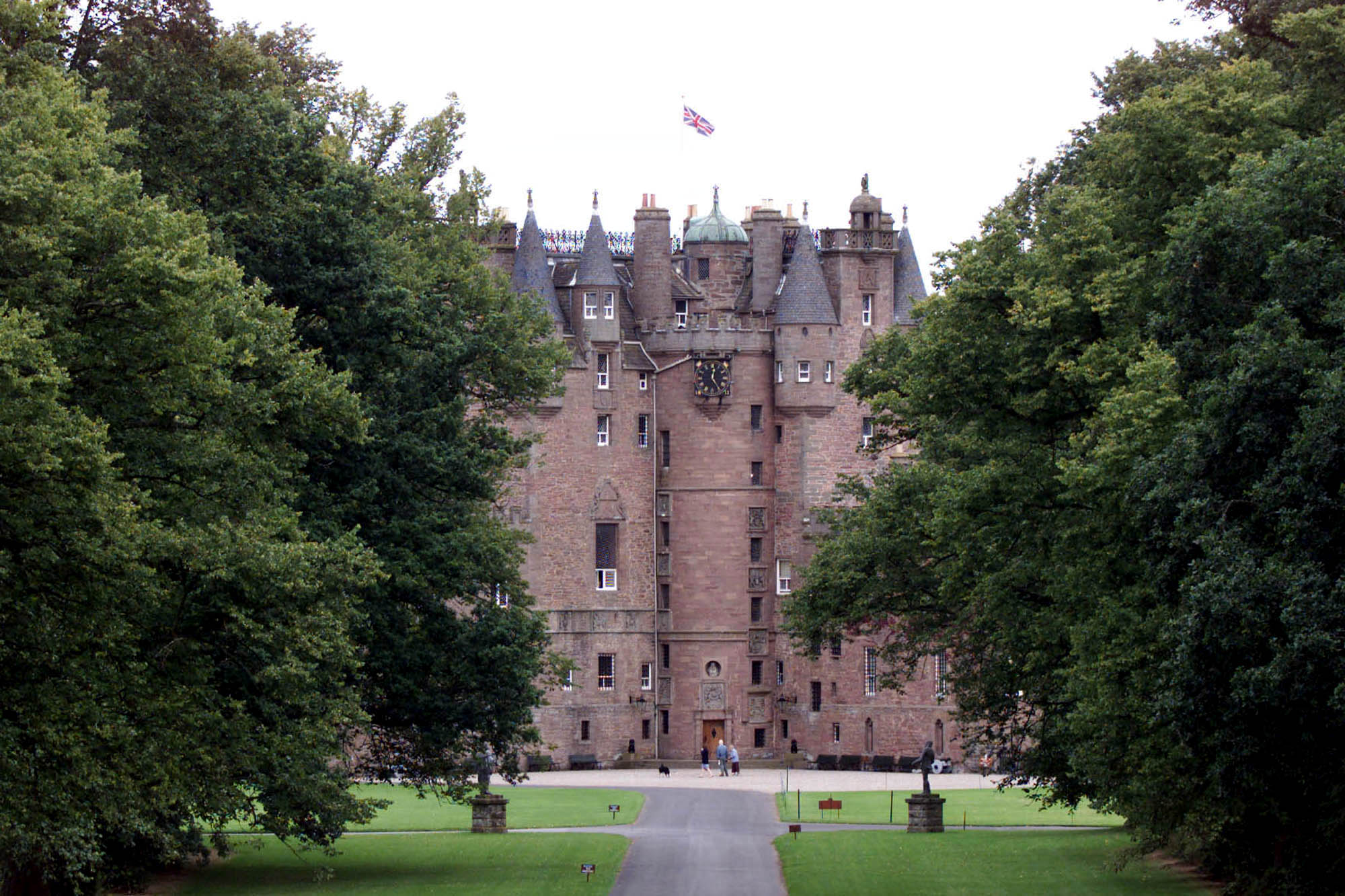 Σπάνια κρασιά που «δεν πίνονταν» και ήταν κρυμμένα στο κελάρι ενός «στοιχειωμένου» κάστρου για έναν αιώνα σπάνε ρεκόρ σε δημοπρασία