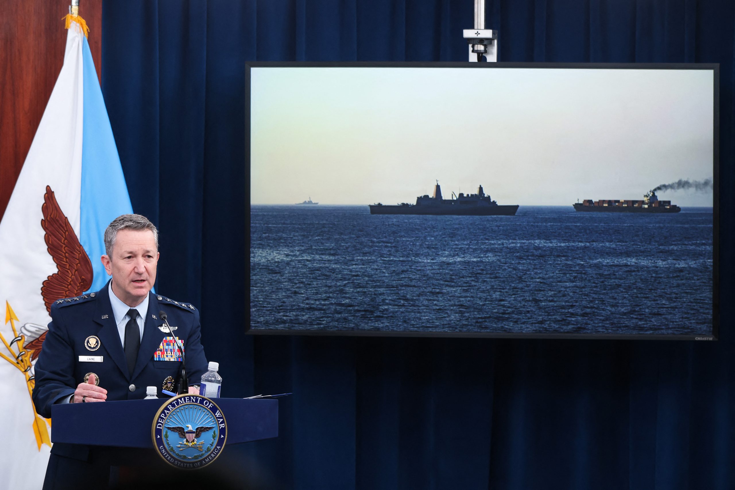 «Τρικυμία» στα Στενά του Ορμούζ: Αμερικανικό αντιτορπιλικό αναχαίτησε ιρανικό πλοίο