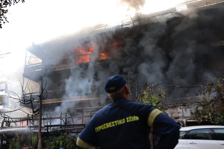 Μεγάλη πυρκαγιά σε επιχείρηση ανταλλακτικών στο Ίλιον