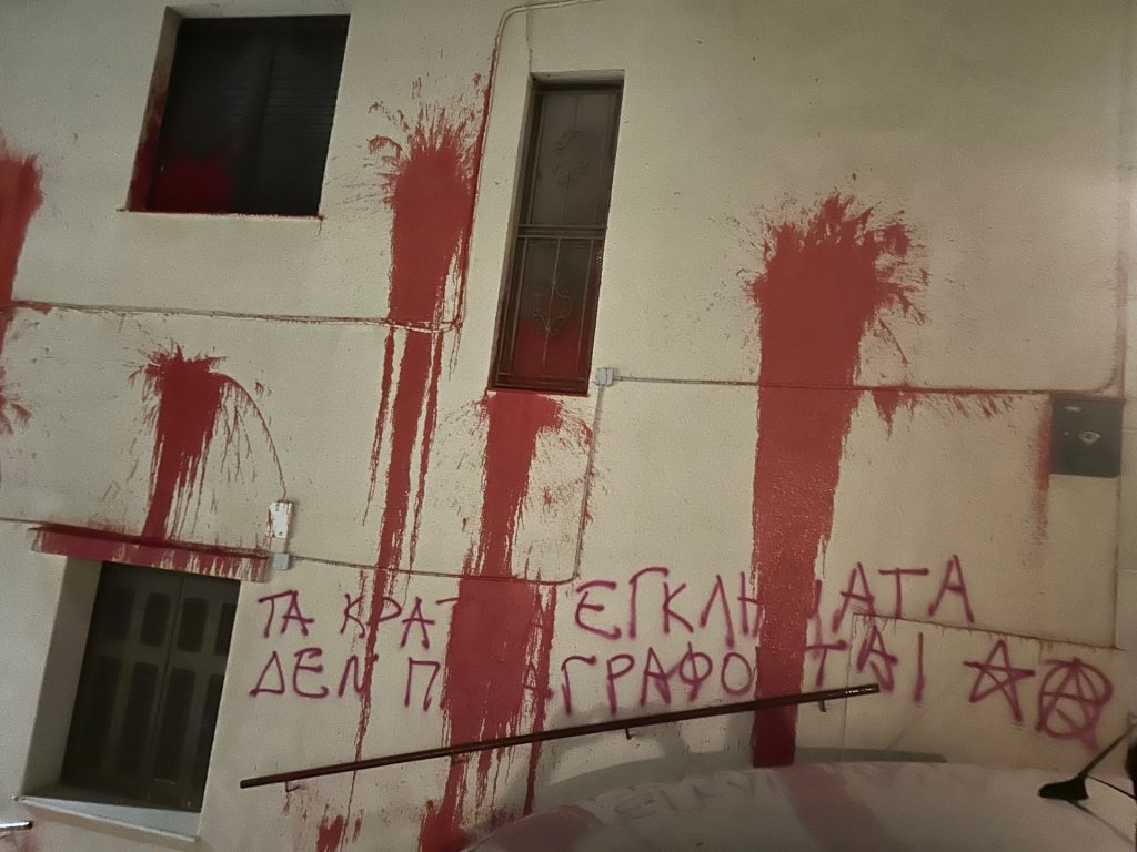 Επίθεση ομάδας κουκουλοφόρων στο σπίτι του Ισίδωρου Ντογιάκου – Δύο προσαγωγές υπόπτων