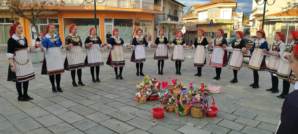 Κοζάνη: Αναβιώνει το έθιμο των Λαζαρίνων με τραγούδια και χρώματα»