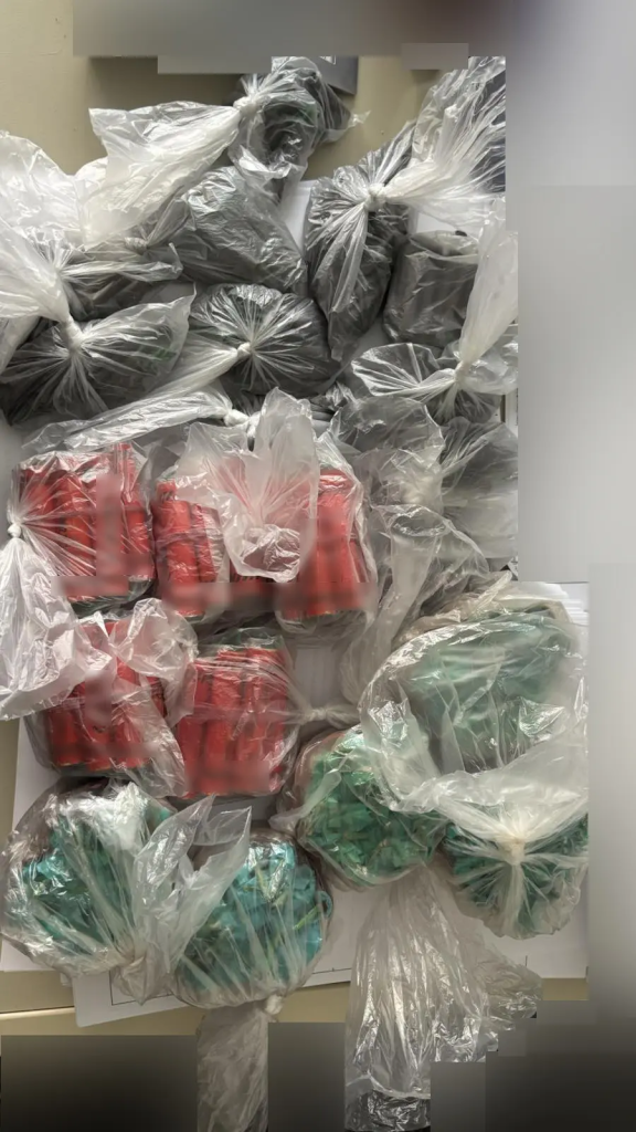 Τρεις συλλήψεις ανηλίκων για διακίνηση κροτίδων στο κέντρο της Αθήνας