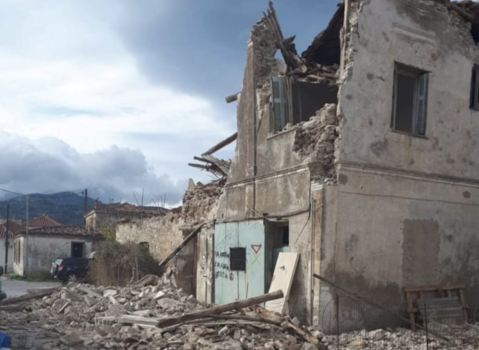 Καταγγελία Εμπορικού Συλλόγου Σάμου για τα ετοιμόρροπα κτήρια: «Άμεσος κίνδυνος για ανθρώπινες ζωές»