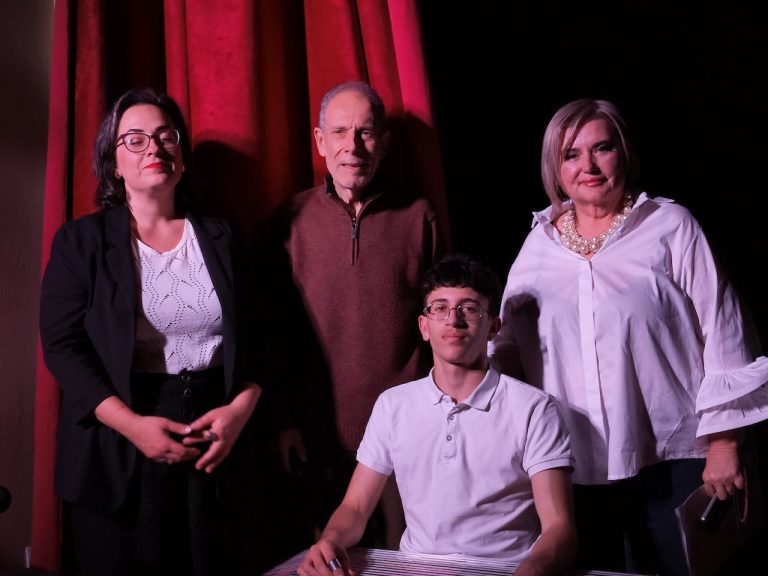 Η «Πεντάμορφη» νίκησε το «Τέρας»: Μεγάλη επιτυχία η παρουσίαση του βιβλίου του Θεόδωρου Κουτσοβαγγέλη