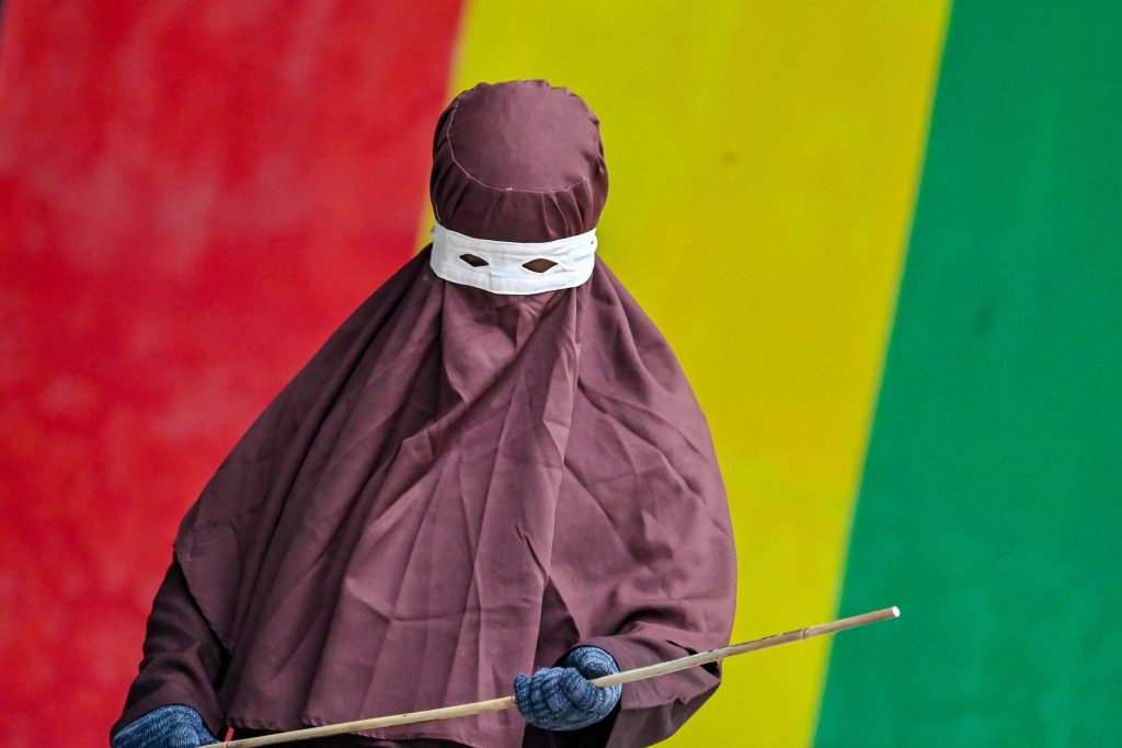 Ινδονησία: Ζευγάρι τιμωρήθηκε δημοσίως με 100 ραβδίσματα για σεξουαλικές σχέσεις εκτός γάμου