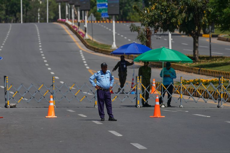Reuters: O Ιρανός ΥΠΕΞ Αραγτσί μεταβαίνει σήμερα στο Πακιστάν – Σε λοκντάουν ασφαλείας παραμένει το Ισλαμαμπάντ