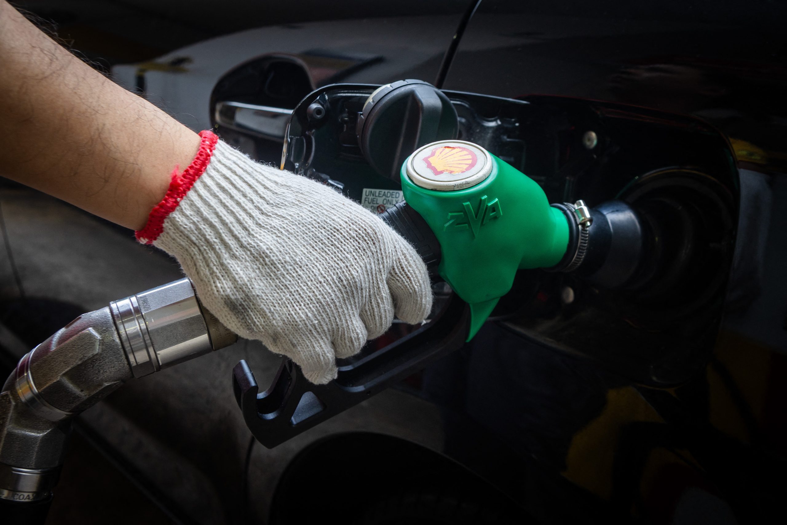 «Rzeczpospolita»: Σχεδόν οι μισοί Πολωνοί μειώνουν τις δαπάνες τους λόγω των αυξήσεων στα καύσιμα