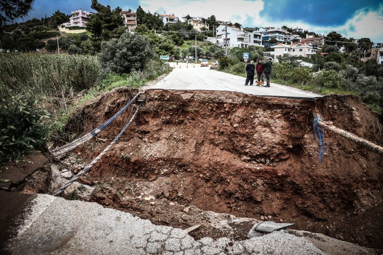 Σαρωτικό το πέρασμα του “Erminio” με έναν νεκρό και πολλές καταστροφές – Το ΕΡΤnews στις πληγείσες περιοχές