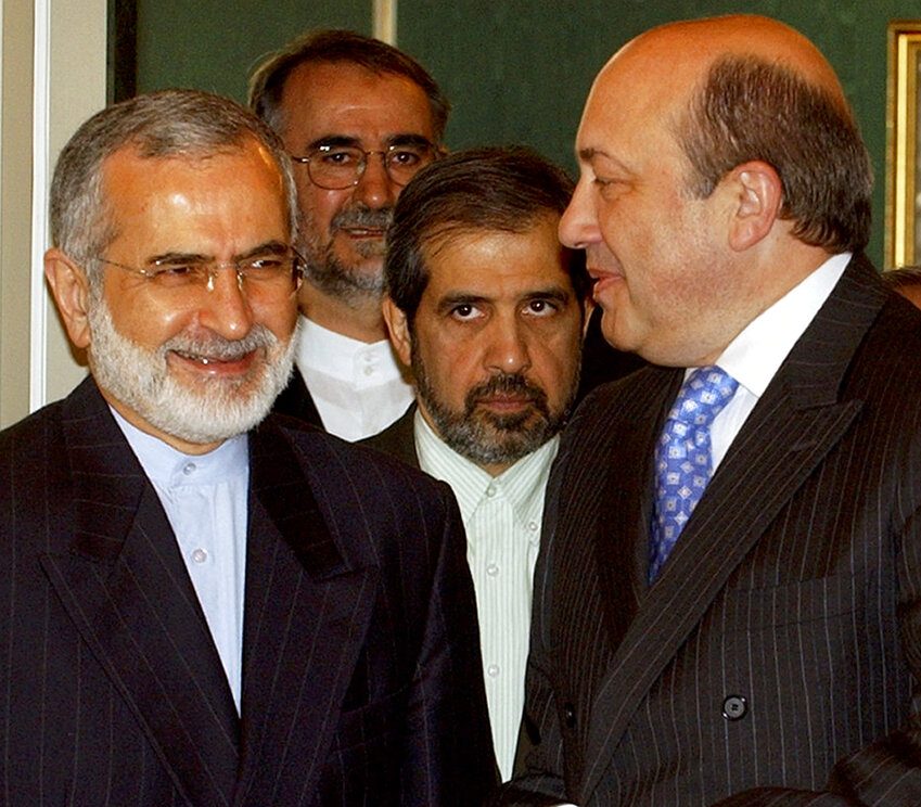 Ο πρώην ΥΠΕΞ Χαραζί τραυματίστηκε σοβαρά, η σύζυγος του σκοτώθηκε όταν βομβαρδίστηκε το σπίτι τους στην Τεχεράνη