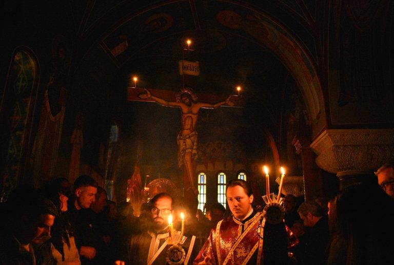 Κομοτηνή: Η κατανυκτική Ακολουθία των Αγίων Παθών υπό τον Μητροπολίτη Μαρωνείας κ.κ. Παντελεήμονα