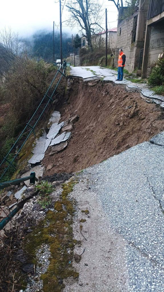 Προβλήματα από την κακοκαιρία στην Καρδίτσα – Κλειστοί δρόμοι και κατολισθήσεις