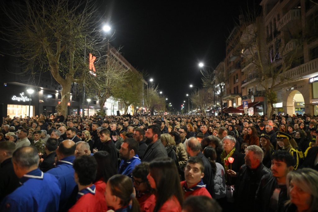Αλεξανδρούπολη: Με κατάνυξη η συνάντηση Επιταφίων στο κέντρο της πόλη – Η Εθνική Πόλο σήκωσε τον Επιτάφιο του Ι.Ν. Αγίου Νικολάου